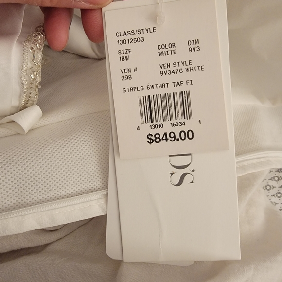 Plus size wedding dress - Picture 3 of 3